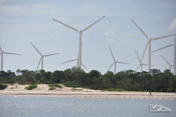 Depois de atravessar o rio a nado, o Rodrigo corre na praia já do lado de Canoa Quebrada, no litoral do Ceará